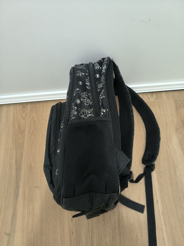 Mochila Pokémon negra 42x32x10