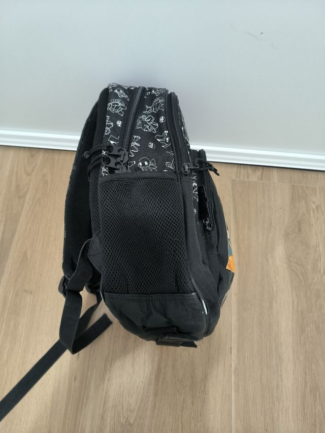 Mochila Pokémon negra 42x32x10