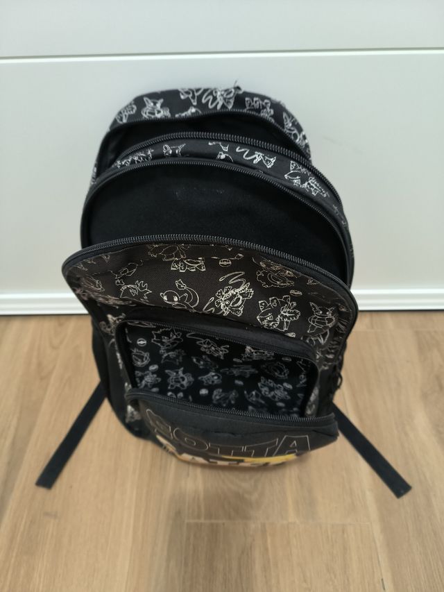 Mochila Pokémon negra 42x32x10