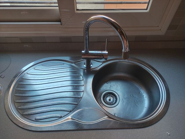 Fregadero con grifo extensible