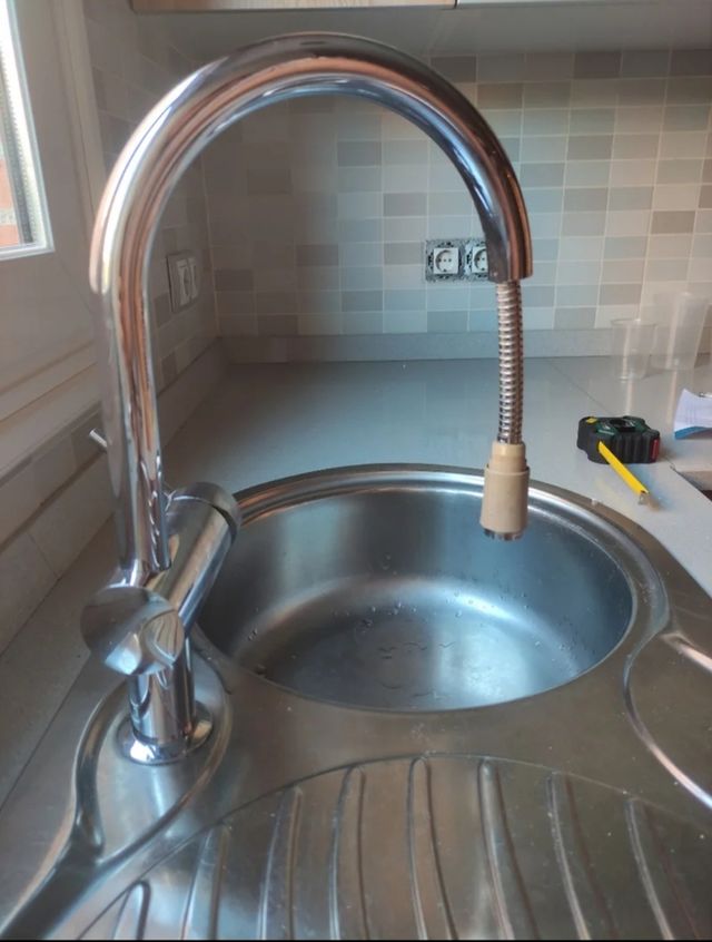 Fregadero con grifo extensible