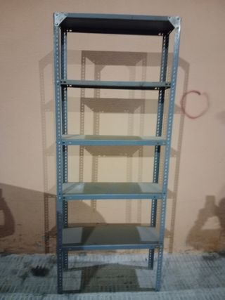Estantería de hierro gris