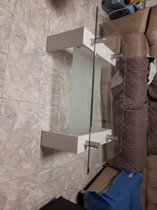 Mesa de centro de vidrio y madera