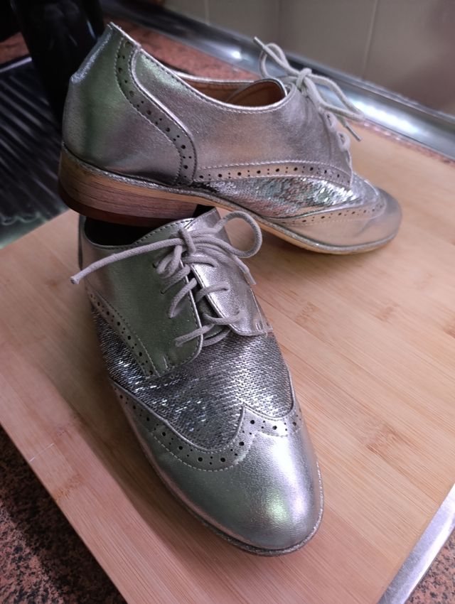Zapatos plateados con lentejuelas