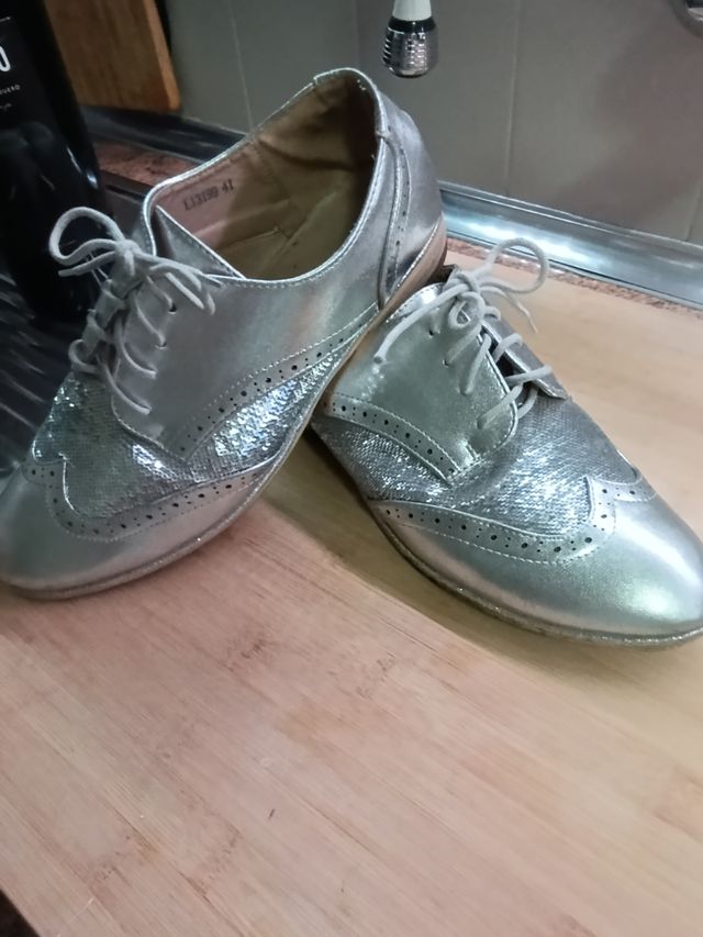 Zapatos plateados con lentejuelas