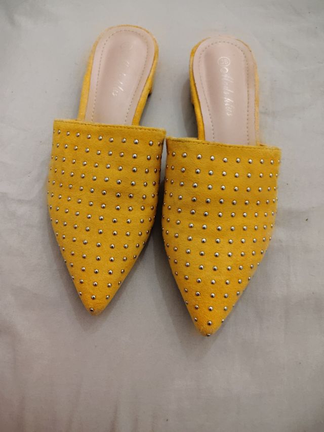 2 Scarpe gialle con borchie e altri dettagli
