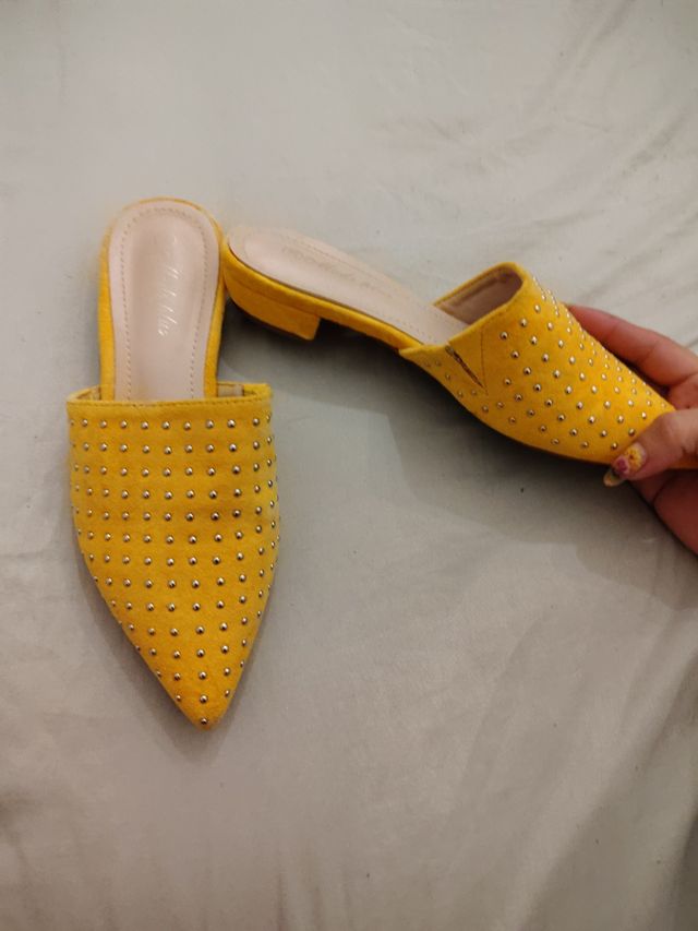 2 Scarpe gialle con borchie e altri dettagli