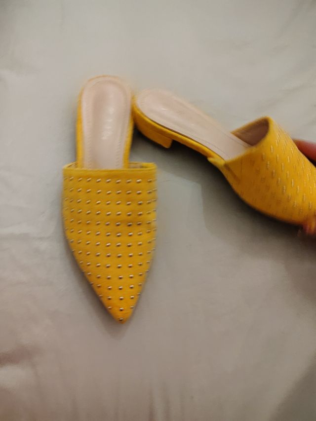 2 Scarpe gialle con borchie e altri dettagli