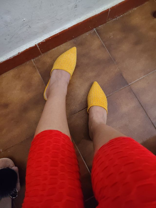 2 Scarpe gialle con borchie e altri dettagli