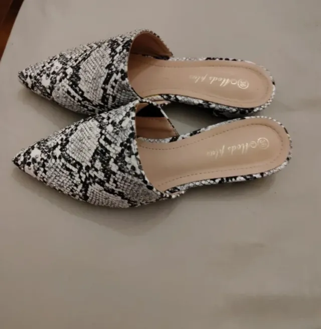 2 Scarpe gialle con borchie e altri dettagli