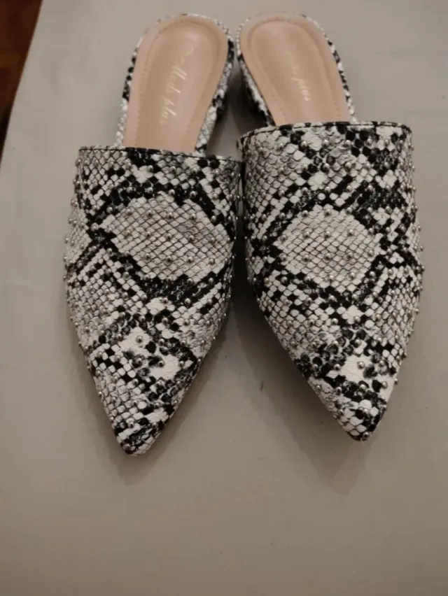 2 Scarpe gialle con borchie e altri dettagli