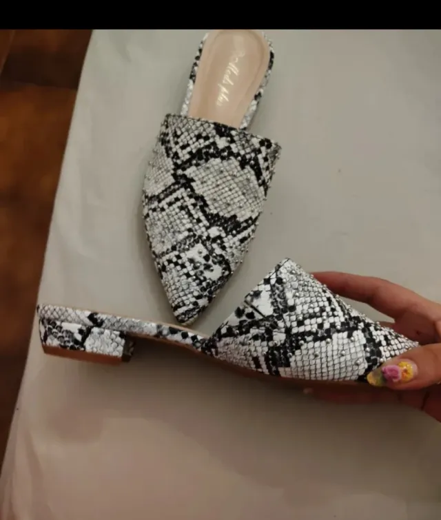 2 Scarpe gialle con borchie e altri dettagli