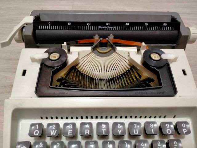 Máquina de escribir Byron Petite 600