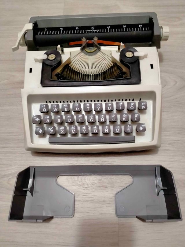 Máquina de escribir Byron Petite 600