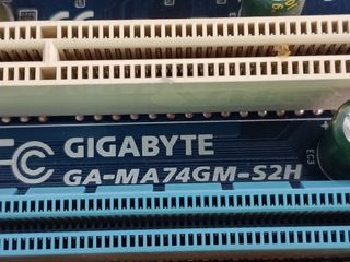 Placa base Gigabyte GA-MA74GM-S2H.