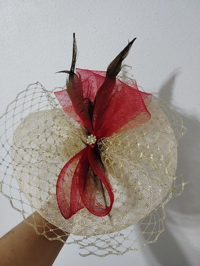 Tocado de fiesta oro y rojo