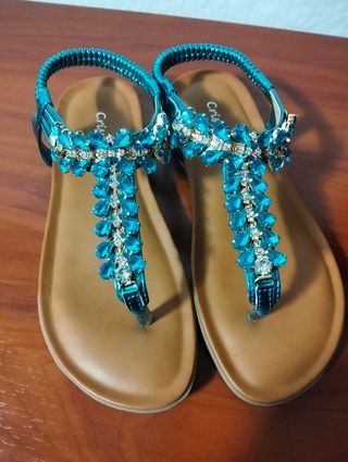 Sandalias adornadas con pedrería