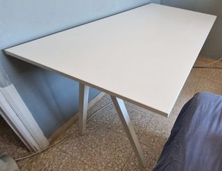 Mesa de escritorio blanca de madera
