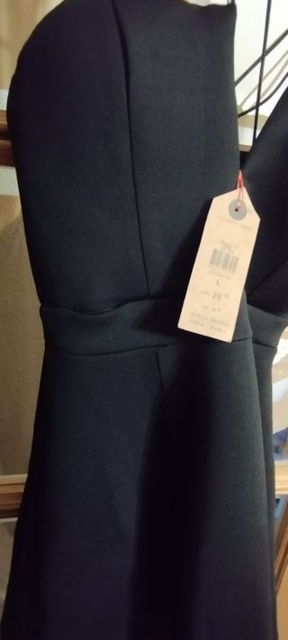 Vestidos de mujer y chica joven 