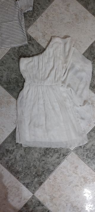 Vestidos de mujer y chica joven 