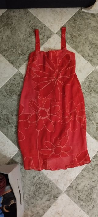 Vestidos de mujer y chica joven 