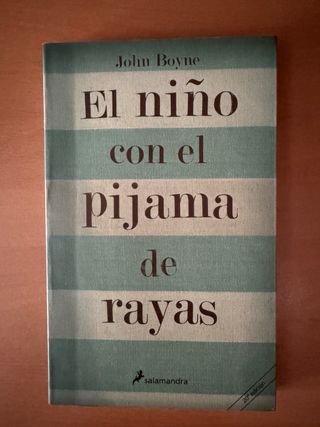 El niño con el pijama de rayas