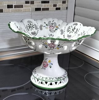 Frutero de porcelana con diseño floral
