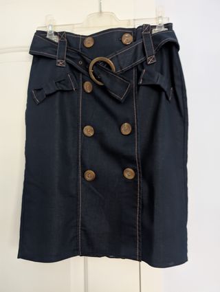 Falda cruzada azul con cinturón