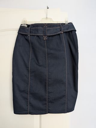 Falda cruzada azul con cinturón