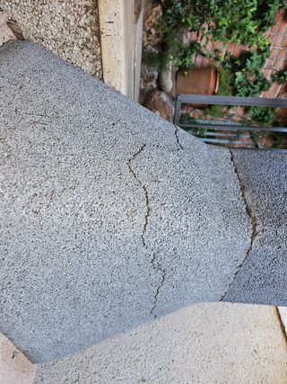 Barbacoa de piedra. Grieta en campana a reparar.