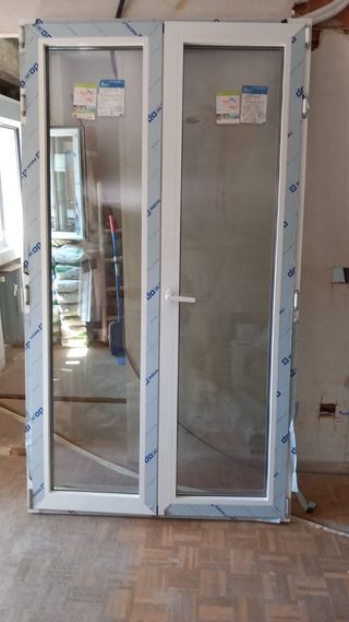 Puerta abatible nueva de dos hojas. Aluminio.