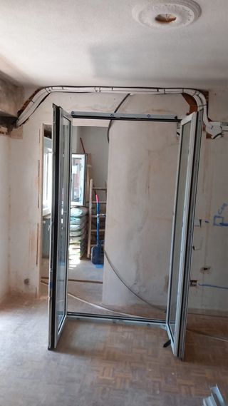 Puerta abatible nueva de dos hojas. Aluminio.