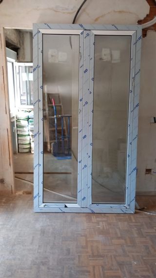 Puerta abatible nueva de dos hojas. Aluminio.