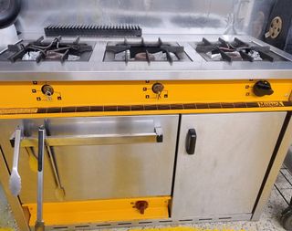 Cocina Industrial Mas-Baga a Gas Butano con horno.