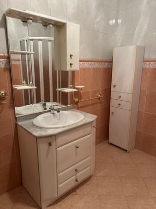 Mueble de baño con espejo y armario