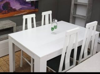 Mesa de salón blanca con dos sillas