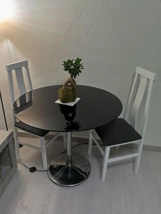 Mesa de salón blanca con dos sillas