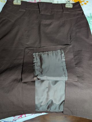 Falda marrón. Forrada, bolsillos simulados