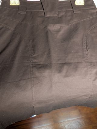 Falda marrón. Forrada, bolsillos simulados