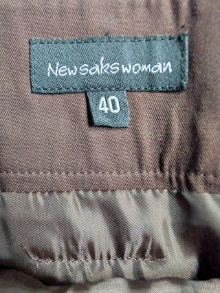 Falda marrón. Forrada, bolsillos simulados