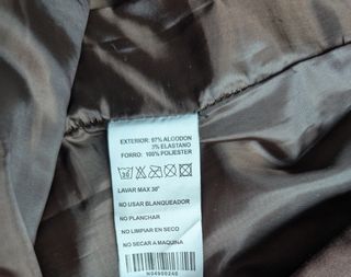 Falda marrón. Forrada, bolsillos simulados