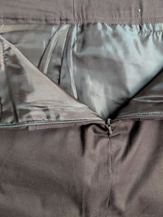 Falda marrón. Forrada, bolsillos simulados