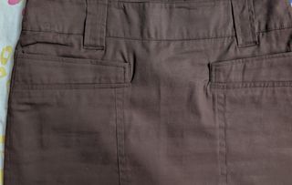 Falda marrón. Forrada, bolsillos simulados