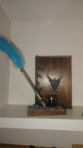 Pluma de dragón con tintero