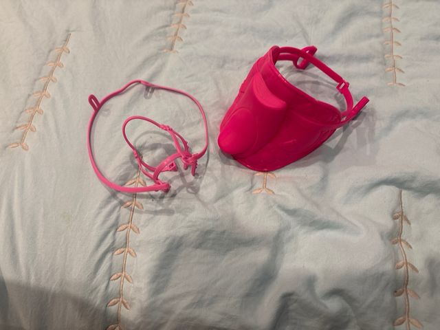 Caballo de juguete con silla rosa