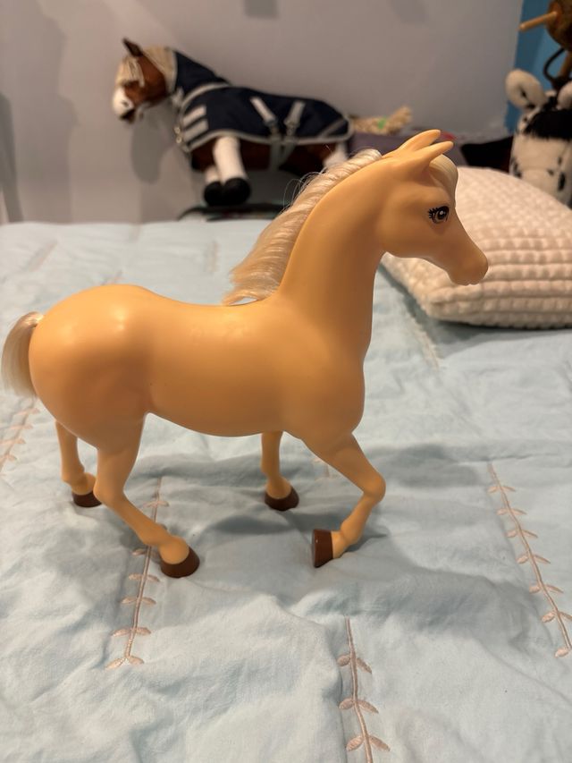 Caballo de juguete con silla rosa