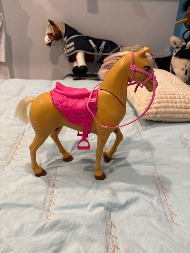 Caballo de juguete con silla rosa