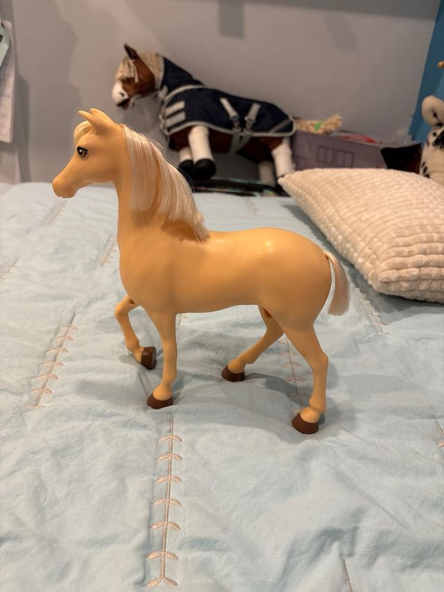 Caballo de juguete con silla rosa