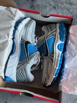 Zapatillas Nike Vomero 5 grises y azules