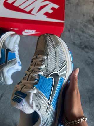 Zapatillas Nike Vomero 5 grises y azules